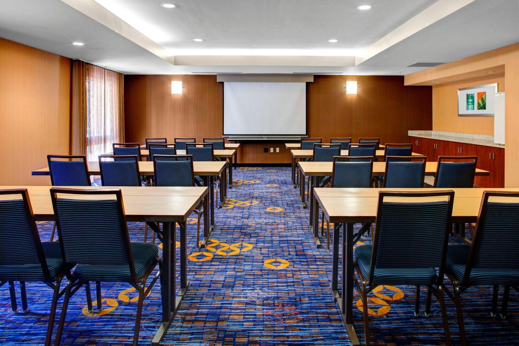 Готель Courtyard Cleveland Airport South Міддлберґ-Гайтс Екстер'єр фото